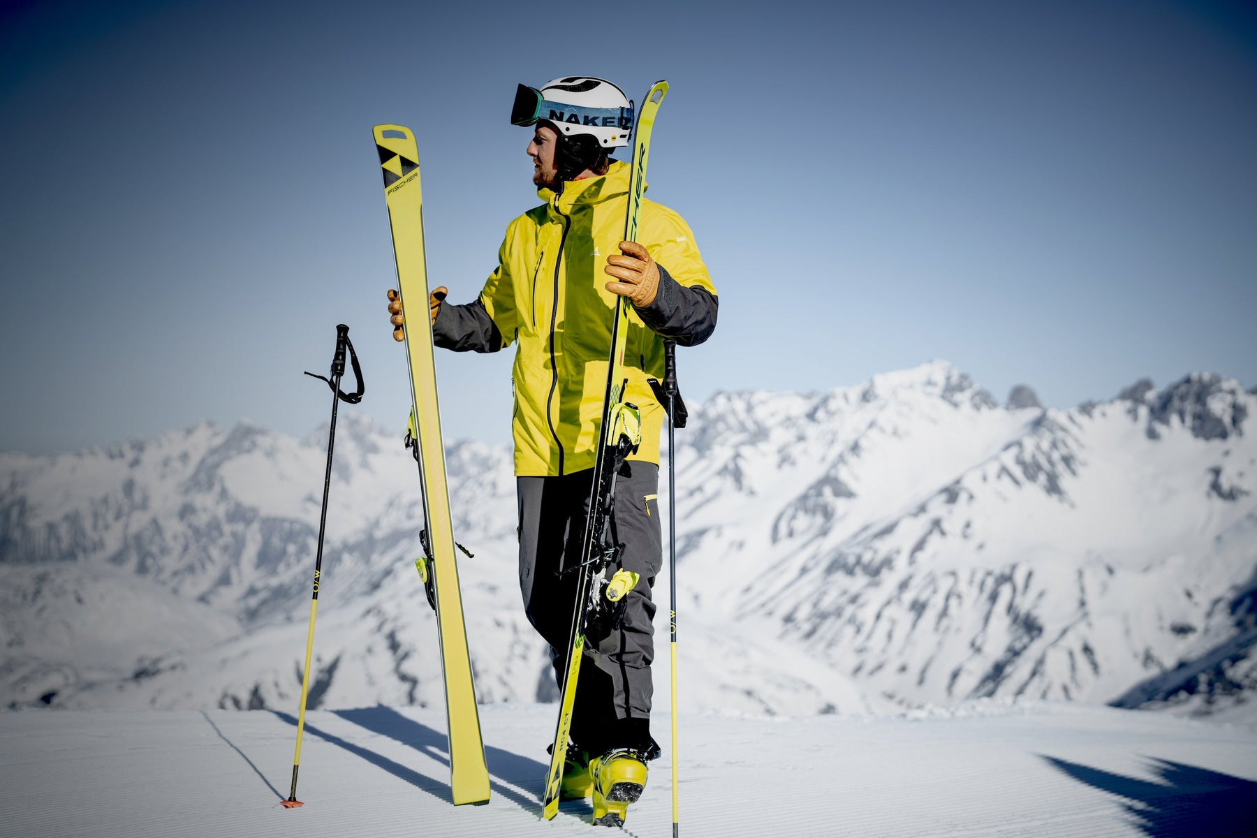 Alpin skidåkare med skidor i fjällmiljö