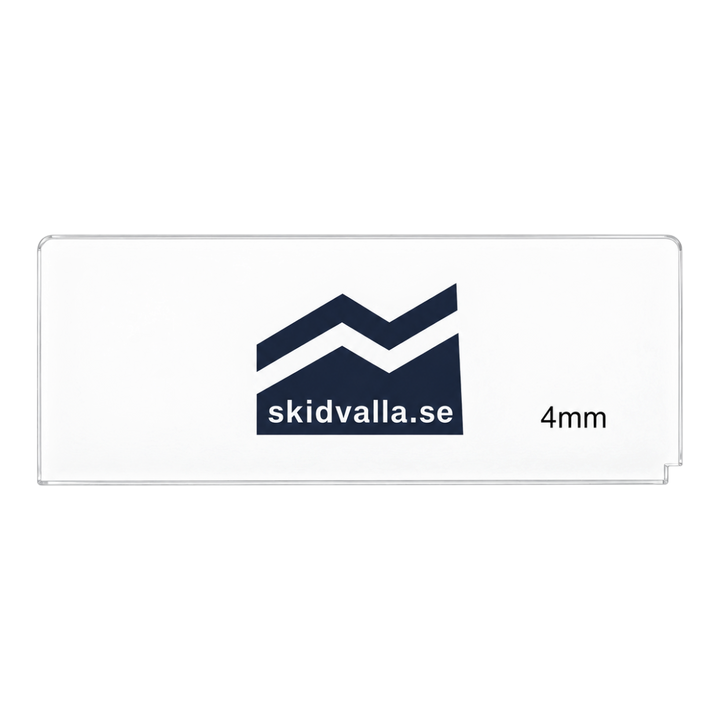 Genomskinlig plexisickel på 4 mm från skidvalla.se med logotyp och specialhörn för effektiv vallning av skidor.